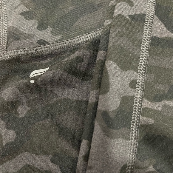 Fablectics  Camo Print Leggings medium Fabletics. So soft , comfy too - Picture 3 of 9